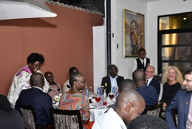 Son excellence Monsieur l'ambassadeur d'Allemagne Ingo Herbert et Monsieur Elombo, élue de la ville de Bremen au diner due 29 juillet 2025 avec les participants de l'atelier.