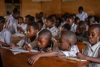 écoliers congolais dans une salle de classe