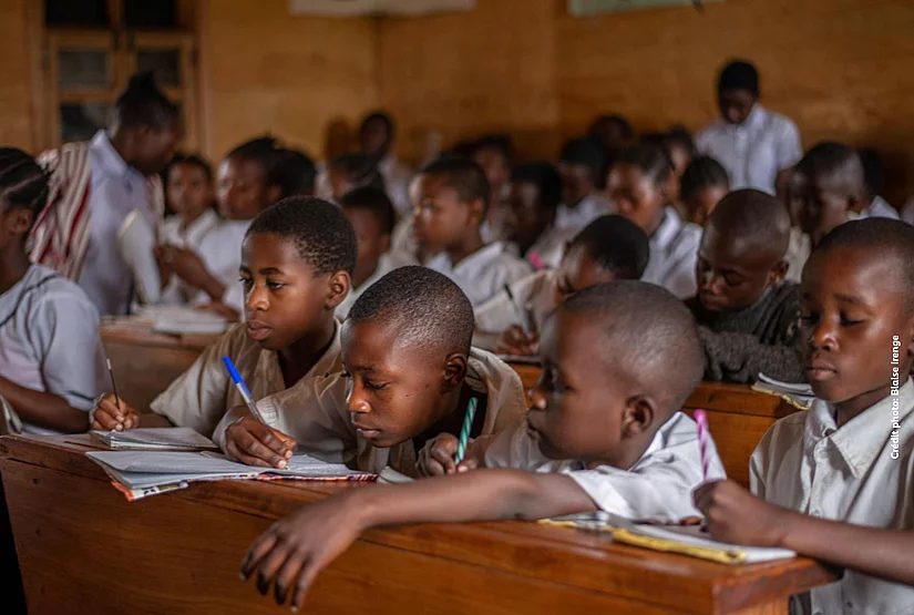 écoliers congolais dans une salle de classe