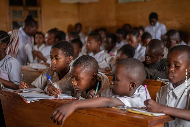 écoliers congolais dans une salle de classe