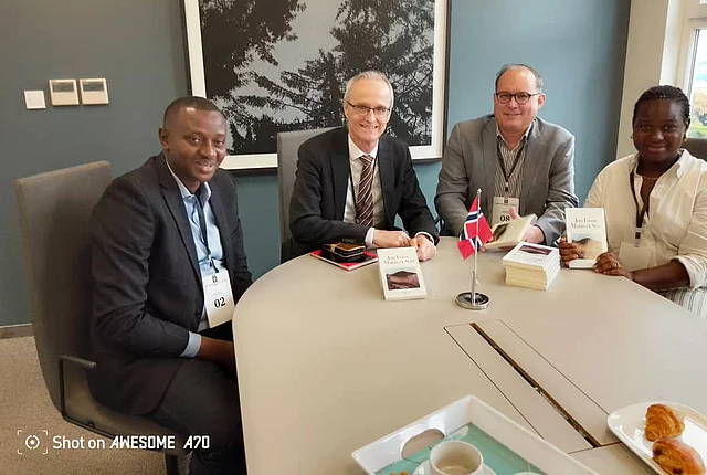 Monsieur Odd Molster, Ambassadeur de Norvège en RDC  a remis un lot d'ouvrages à la Fondation Friedrich Ebert RDC en compagnie de Yves Kalikat 