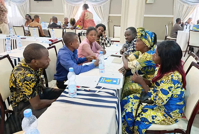 Creuseurs en travail de groupe durant la formation à Kolwezi